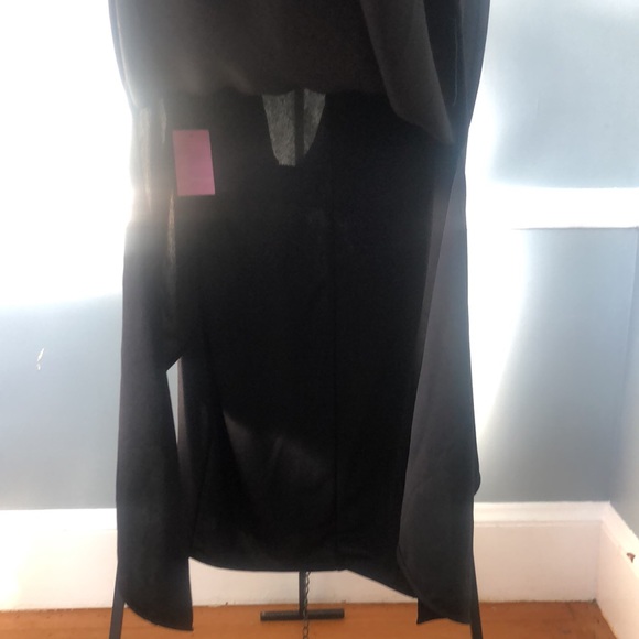 size XL has a cape in the back and the sleeves has a sleek split design - Picture 4 of 6